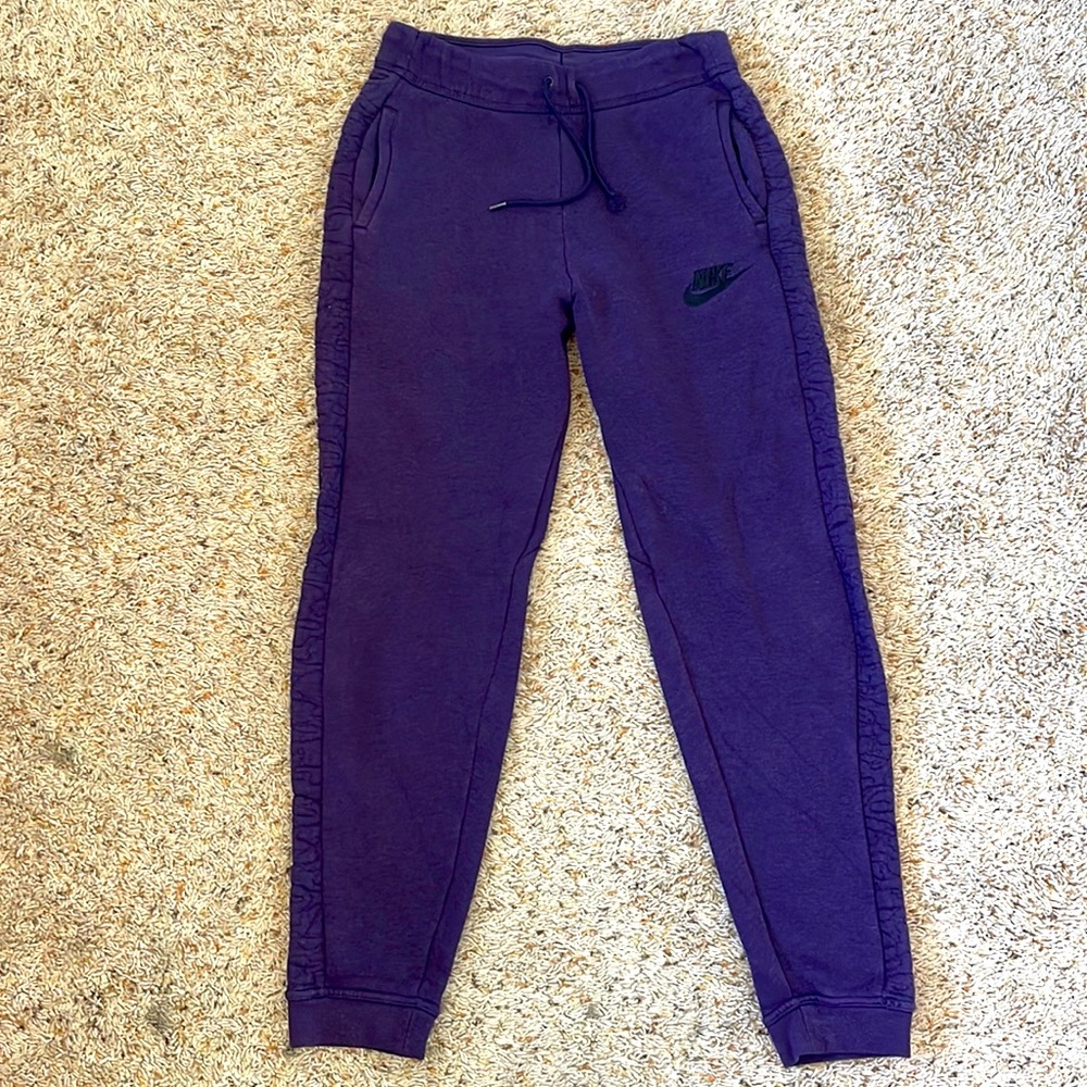 Super cozy and warm Nike sweatpants!